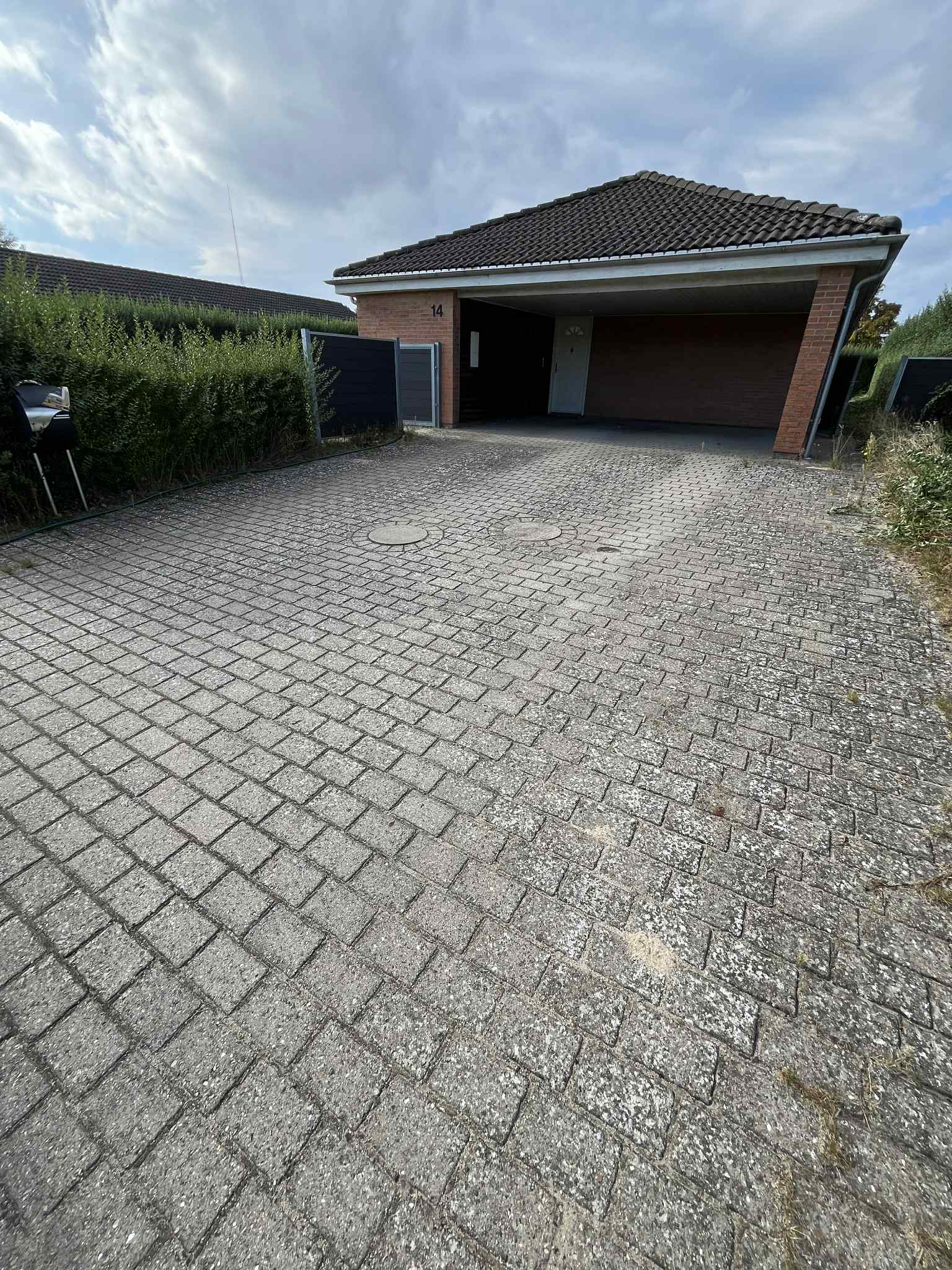 Carport før fliserens - mørke belægninger