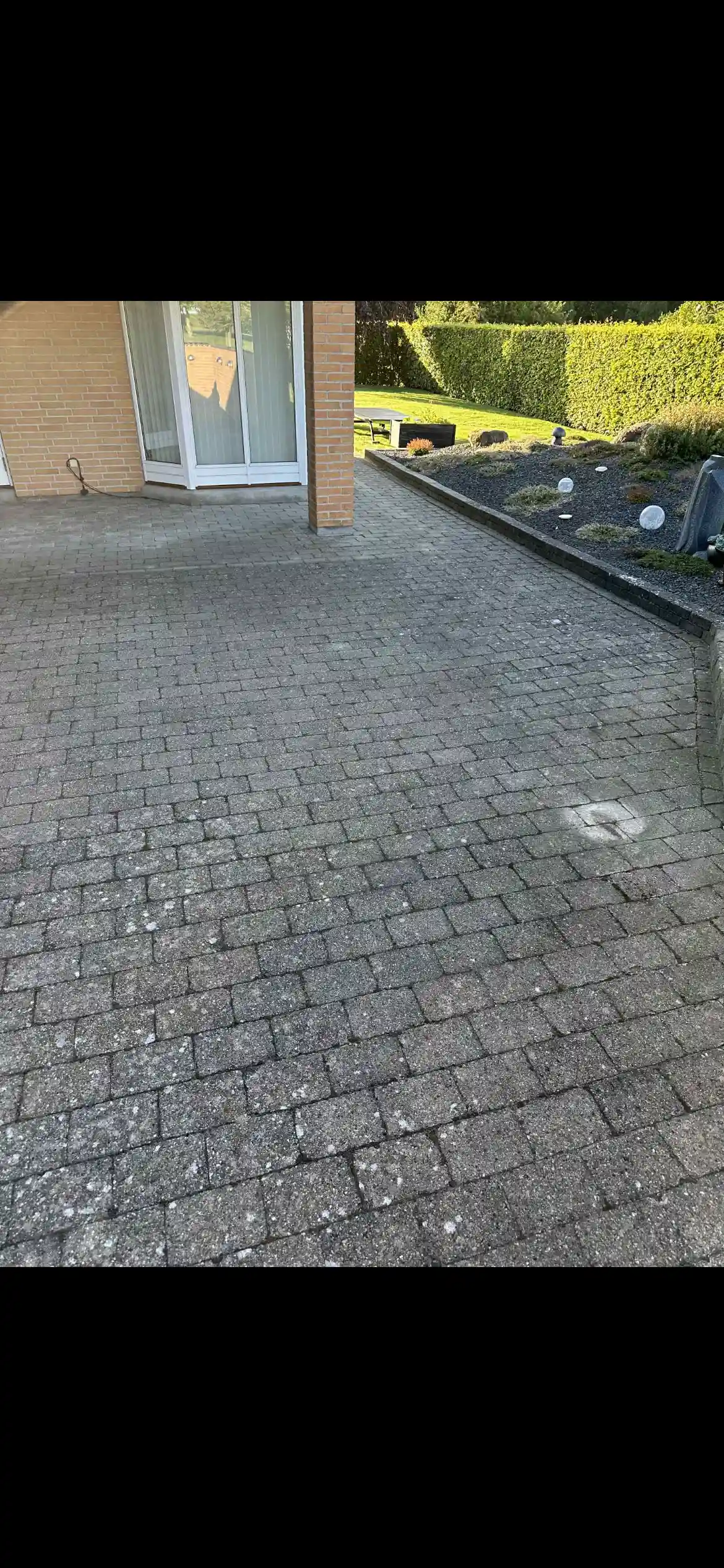 Indkørsel før fliserens - mørke belægninger og alger